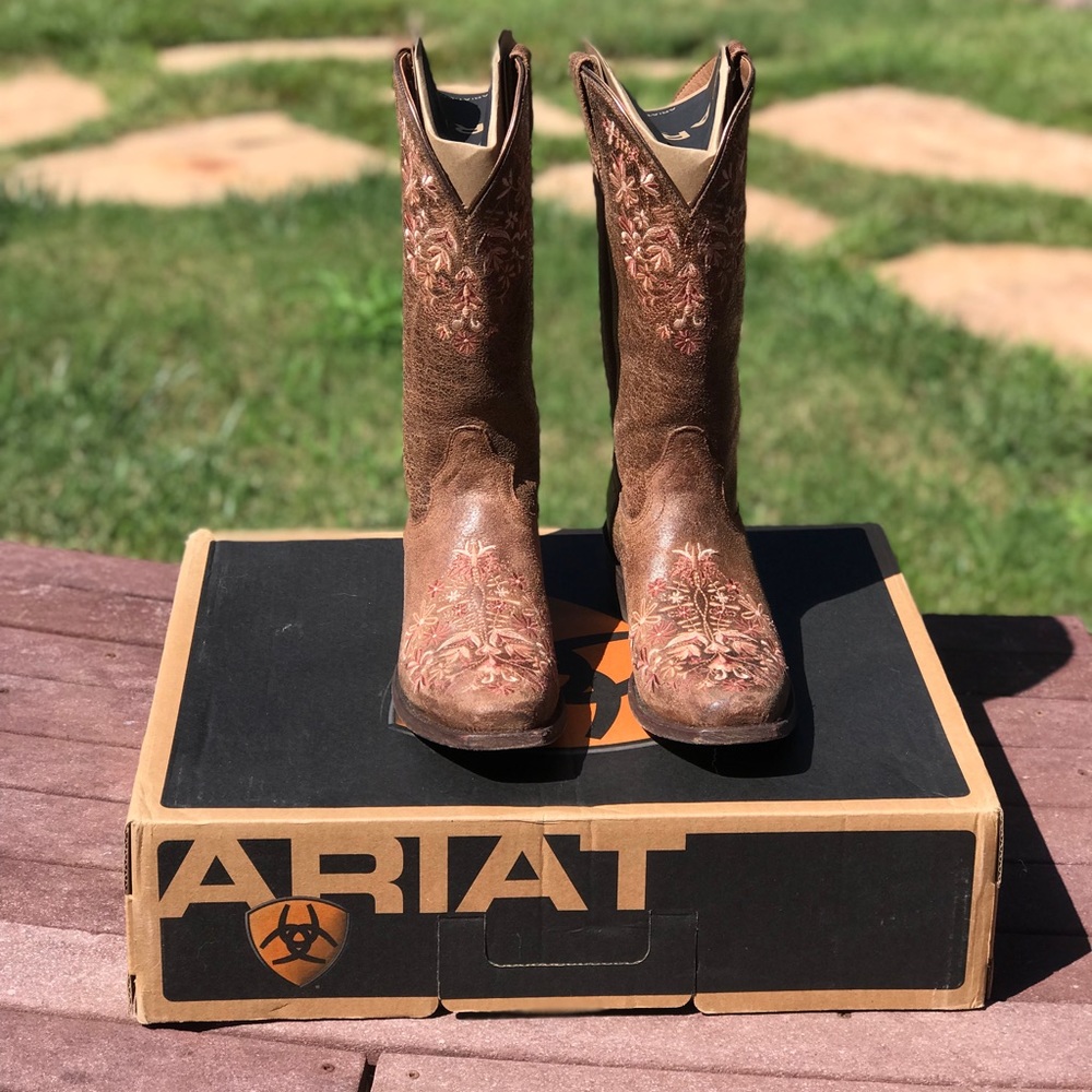 Women’s Cowgirl Boots w/ rose color inlay. Size -9